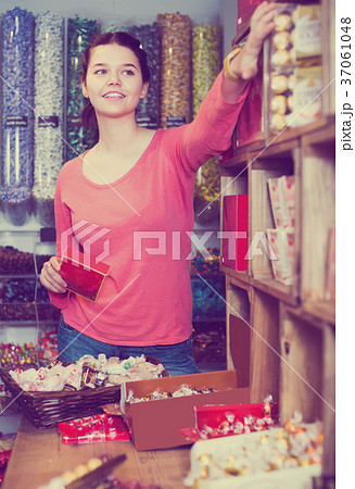 Girl makes a purchase of sweets 37061048