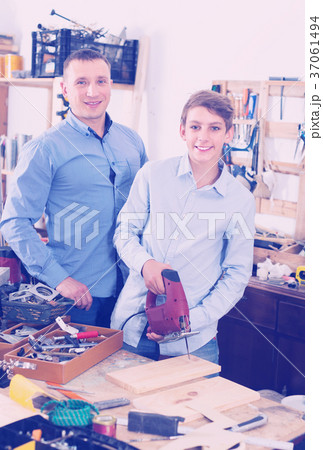 Woodworker working with pupil 37061494
