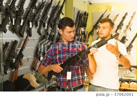 Men choosing air weapon 37062001
