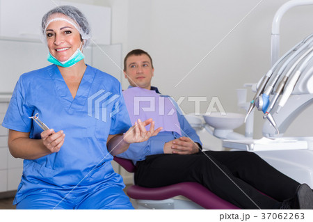 dentist female in uniform with visitor 37062263