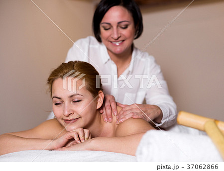 Woman likes procedure of massage 37062866