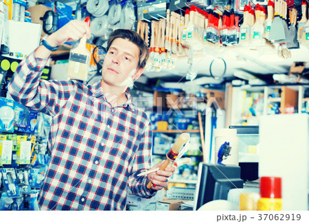 Male selling brushes for repair 37062919