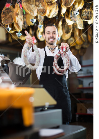 Seller weighing sausage 37063136