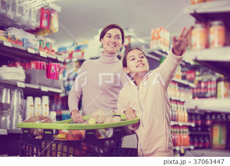 Woman with daughter in supermarket 37063447