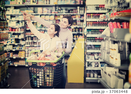 Woman with daughter in supermarket 37063448