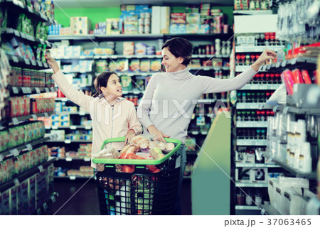 Woman with daughter in supermarket 37063465