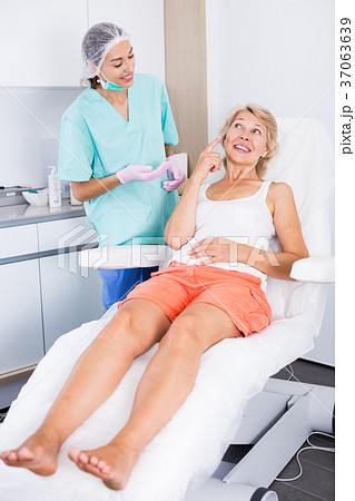 Doctor beautician discussing with woman 37063639