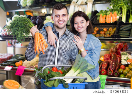 Couple choosing vegetables 37063835
