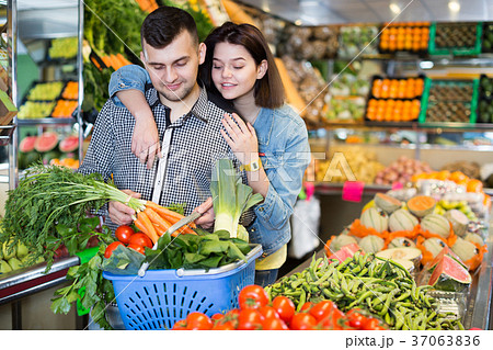 Couple choosing vegetables Couple choosing vegetables 37063836