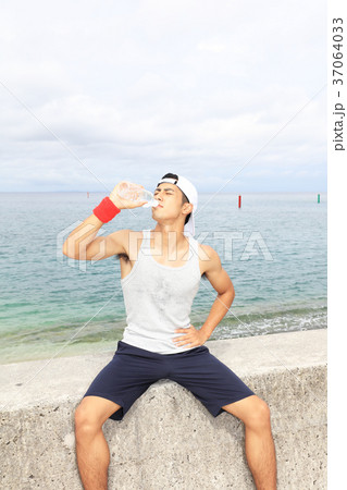 水分補給をする男性 37064033