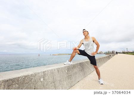 海岸で寛ぐ男性 37064034