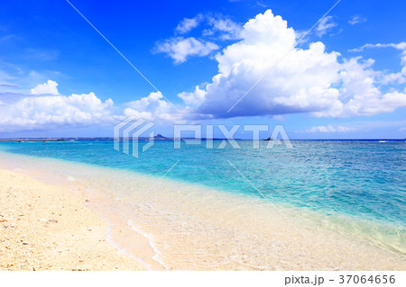 美しい沖縄のビーチと夏空 37064656
