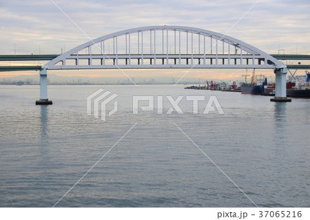 朝の阪神高速5号湾岸線 六甲アイランド大橋の写真素材