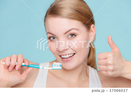 toothbrush that holds toothpaste