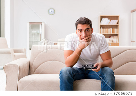 Man addicted to computer games 37066075