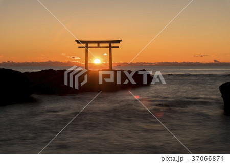 大洗海岸の神磯鳥居に上る朝日 大洗海岸の神磯鳥居に上る朝日 37066874