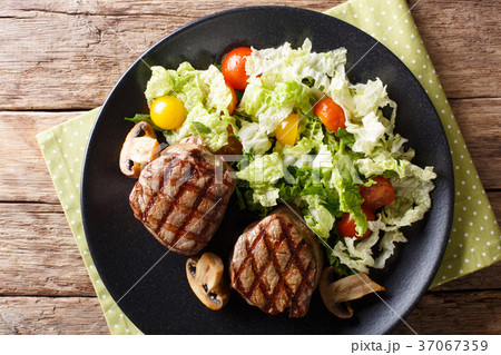 Grilled filet mignon steak with vegetable salad 37067359