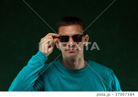Portrait of confident man wearing stylish glasses 37067384