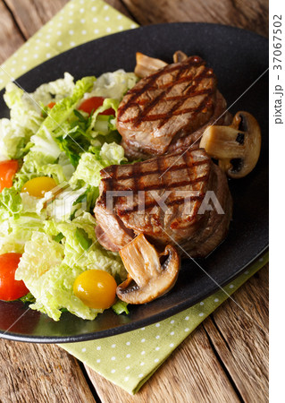 fillet mignon steak with vegetable salad 37067502