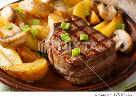 Grilled fillet mignon with potatoes and mushrooms 37067515