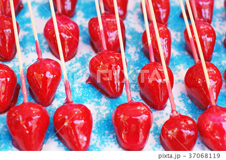 真っ赤なイチゴ飴の写真素材