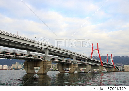 世界初のダブルデッキ連続トラス式斜張橋 六甲大橋 の写真素材