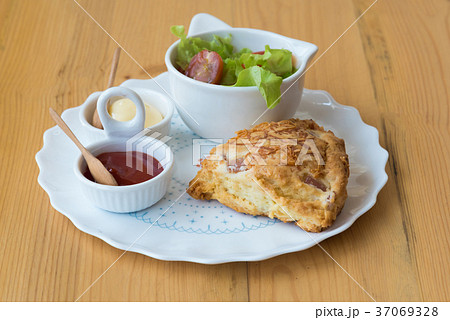 Scones with cheddar and bacon with Vegetable Salad 37069328