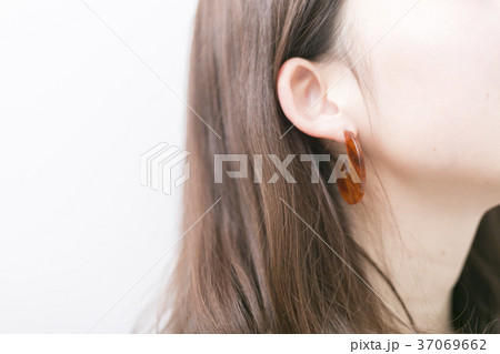 女性の耳元 女性の耳元 37069662