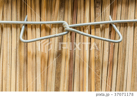 Metal wire and sticks Metal wire and sticks 37071178