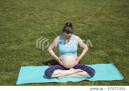 Pregnant woman yoga 37072301
