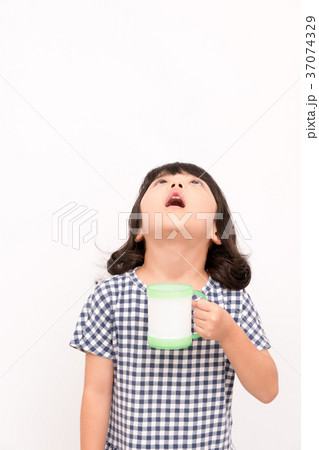 うがいをする子供 37074329