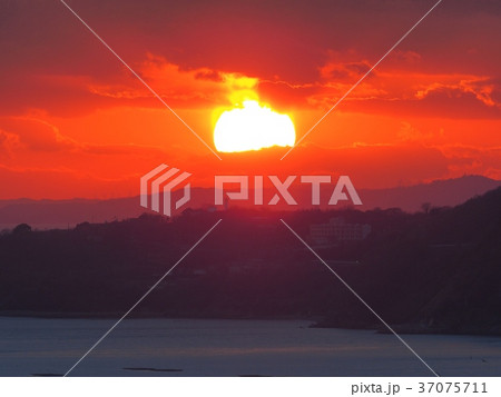 夕日　播磨灘の夕景　 37075711