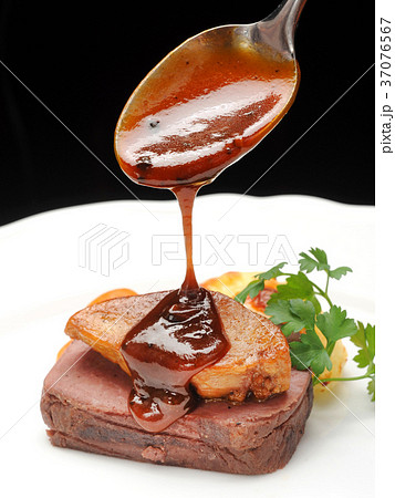 洋食　牛フィレ肉のフォアグラ添え　ロッシーニ風 37076567