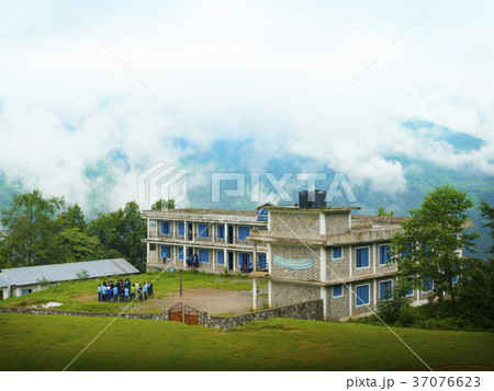 ネパール　ヒマラヤ山麓の小学校 37076623