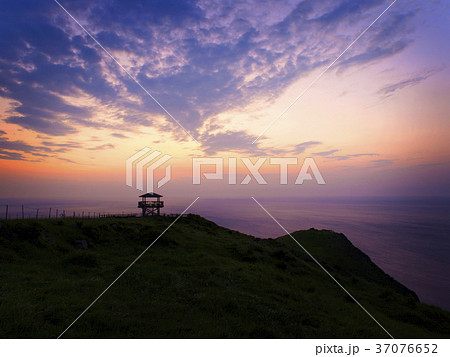 島根県　隠岐諸島　夕暮れの国賀海岸　赤尾展望所より 37076652
