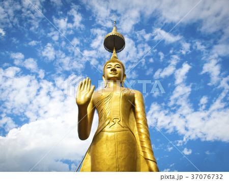 中国　雲南省　景洪近郊の村　金色の仏像 37076732