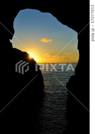 日没 夕日 夕焼け 37077015