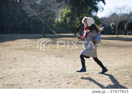 冬の公園で走る女の子 冬の公園で走る女の子 37077625