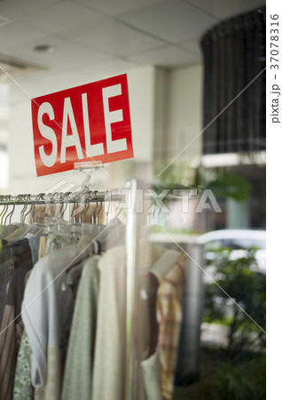 Shopping time!  37078316