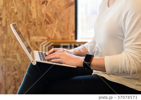 Asian woman use her tablet and laptop for work in coffee shop 37078571
