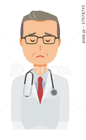 白衣を着た中年の男性医者が謝っている 37078745