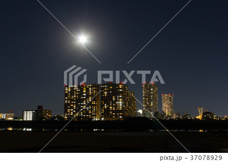 江戸川河川敷の夜景とスーパームーン 37078929