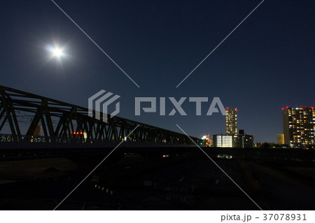 江戸川河川敷の夜景とスーパームーン 37078931