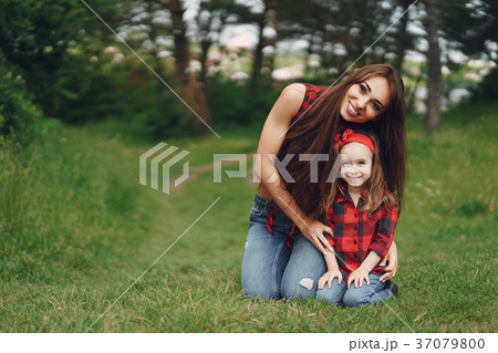 Mother with daughter 37079800