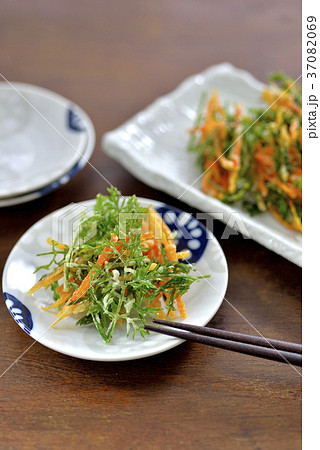 ニンジンとニンジンの葉の天ぷら／carrot and carrot leaves tempura 37082069