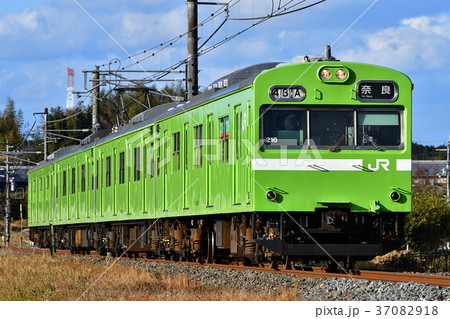 鉄道 列車 奈良線 棚倉 玉水 103系 4両編成 青空 冬 うぐいす ウグイス