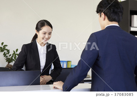 30代 後姿 オフィス 37083085