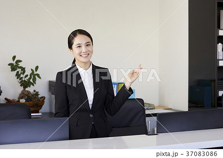 笑顔 微笑 微笑み 37083086