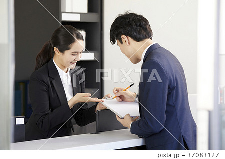 見開き 対面 向き合う 37083127