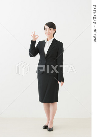 スーツの女性（ビジネス） 37084333